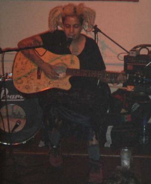 Kimya live 1010.JPG (17579 bytes)