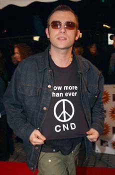 blur damon 0606.jpg (20159 bytes)